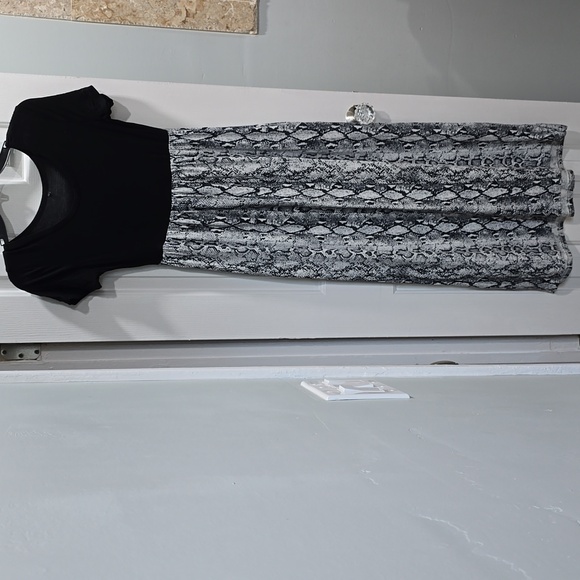 Source Unknown Dresses & Skirts - Black & White Snake Print Maxi Dress